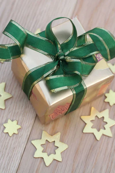 Scatola Regalo Dorata Con Nastro Dorato Verde Natale Sfondo Legno — Foto Stock