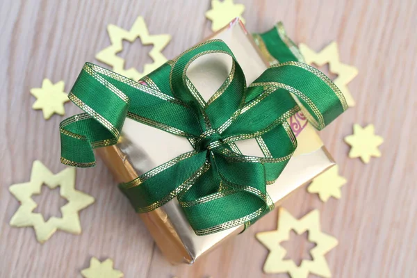 Caja Regalo Dorada Con Cinta Dorada Verde Para Navidad Sobre —  Fotos de Stock