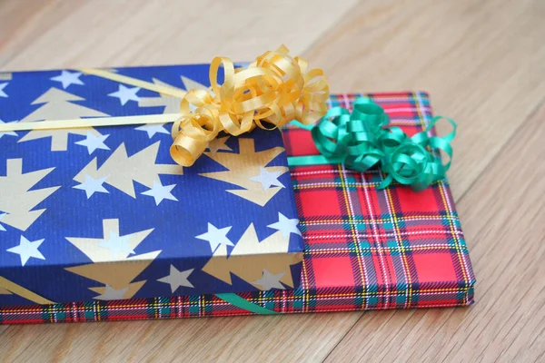 Cajas Regalo Coloridas Con Cinta Dorada Verde Para Navidad Sobre — Foto de Stock