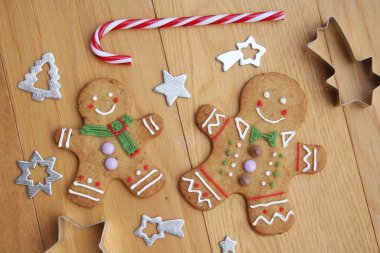 Noel arkaplanlı zencefilli kurabiye adam kurabiyeleri ve şenlikli dekorasyon masası 