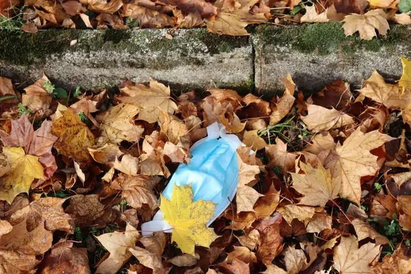 Rifiuti Durante Covid Maschera Protettiva Medica Coperta Foglie Autunnali Nel — Foto Stock