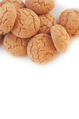 İtalyan geleneksel Amaretti kurabiyeleri beyaz arka planda izole edilmiş bademlerle yapılıyor.
