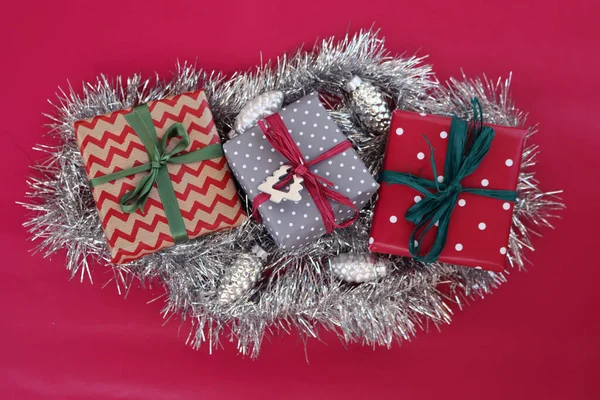 Diferentes Cajas Regalo Navidad Con Decoración Plata Sobre Fondo Rojo — Foto de Stock