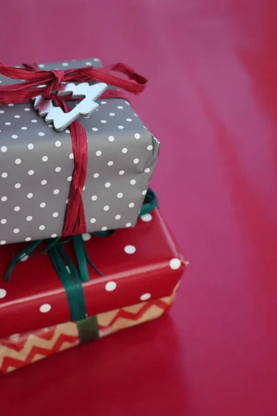 Στοίβα Από Κουτιά Δώρων Christams Κόκκινο Φόντο Επιλεκτική Εστίαση Χριστουγεννιάτικο — Φωτογραφία Αρχείου