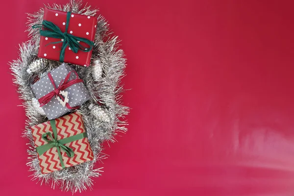 Различные Рождественские Подарочные Коробки Серебряными Украшениями Красном Фоне Рождественский Праздничный — стоковое фото