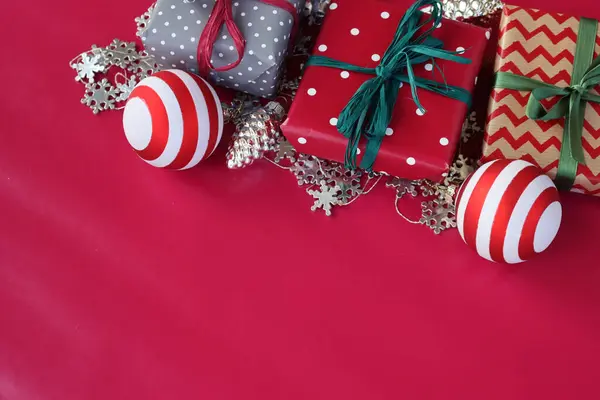 Διαφορετικά Κουτιά Δώρων Χριστουγέννων Ριγέ Γυάλινα Μπιχλιμπίδια Μπάλα Και Ασημένια — Φωτογραφία Αρχείου