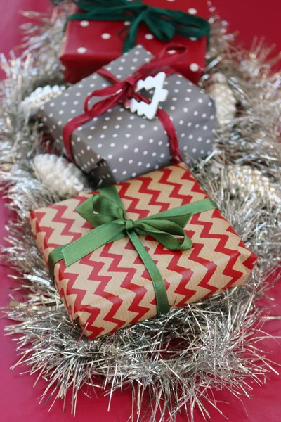 赤い背景に銀の装飾が施された異なるクリスマスギフトボックス クリスマスのお祝いの背景 — ストック写真