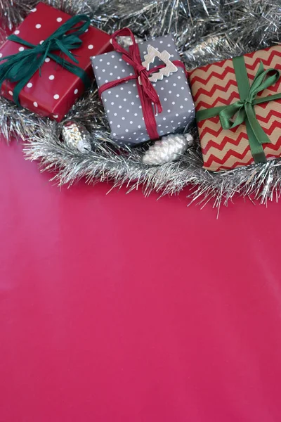 Διαφορετικά Κουτιά Δώρων Χριστουγέννων Ασημένια Διακόσμηση Κόκκινο Φόντο Χριστουγεννιάτικο Φόντο — Φωτογραφία Αρχείου