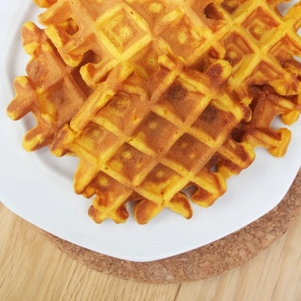 Tahta Masadaki Tabakta Taze Pişmiş Waffle Belçika Tatlı Yemekleri — Stok fotoğraf