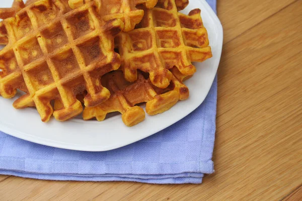 Tahta Masadaki Tabakta Taze Pişmiş Waffle Belçika Tatlı Yemekleri — Stok fotoğraf