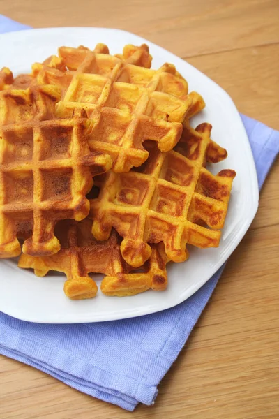 Tahta Masadaki Tabakta Taze Pişmiş Waffle Belçika Tatlı Yemekleri — Stok fotoğraf