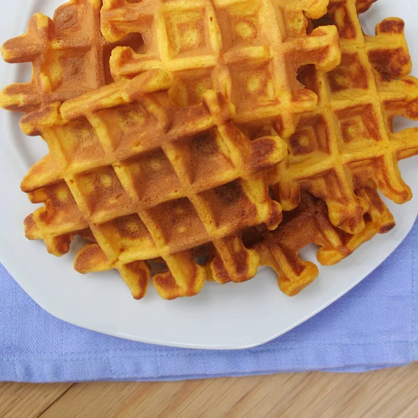 Vers Gebakken Wafels Een Bord Houten Tafel Belgische Zoetwaren — Stockfoto