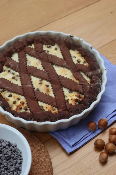 Pasta Frolla Cioccolato Ripiena Ricotta Pezzi Cioccolato Sul Tavolo Legno — Foto Stock