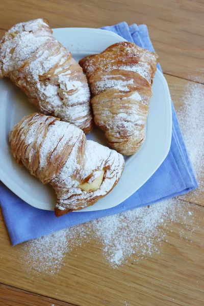 Italské Sladké Těsto Názvem Sfogliatelle Ricce Plněné Smetanou Talíři Dřevěném — Stock fotografie