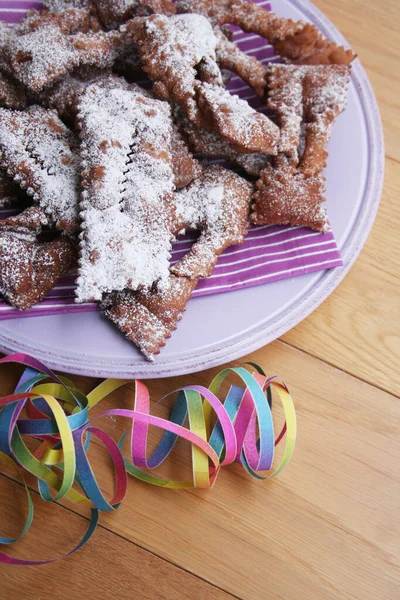 İtalyan Karnaval hamur işlerinin adı Crostoli ya da Cenci. Tahta bir tabakta. Geleneksel çikolatalı Crostoli 