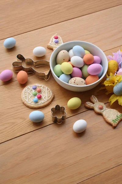 Fondo Pascua Huevos Multicolores Galletas Forma Conejito Campana Huevo Decoración — Foto de Stock