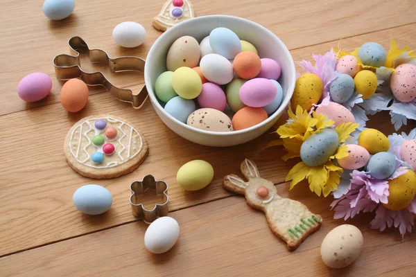 Пасхальный Фон Разноцветные Шоколадные Яйца Печенье Форме Кролика Колокольчика Яйца — стоковое фото