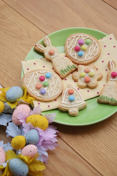 Galletas Acristaladas Pascua Forma Huevo Conejo Flor Campana Plato Verde — Foto de Stock