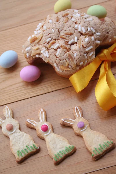 Dulce Pastel Pascua Llamado Colomba Pasquale Con Huevos Pascua Galletas — Foto de Stock