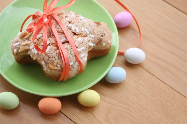 Słodkie Ciasto Wielkanocne Nazwie Colomba Pasquale Pisankami Włoski Tradycyjny Wypiek — Zdjęcie stockowe
