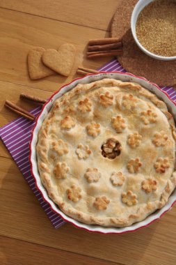 Tarçınlı ev yapımı elmalı turta ve ahşap masada kurabiyeler. 