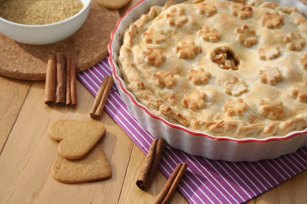 Tarta Manzana Casera Con Canela Galletas Mesa Madera — Foto de Stock