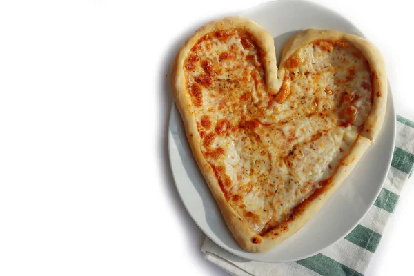 Herzförmige Italienische Traditionelle Pizza Isoliert Auf Einem Teller Auf Weißem — Stockfoto