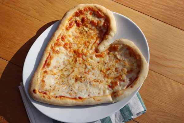 Herzförmige Traditionelle Italienische Pizza Auf Einem Teller Auf Einem Holztisch — Stockfoto