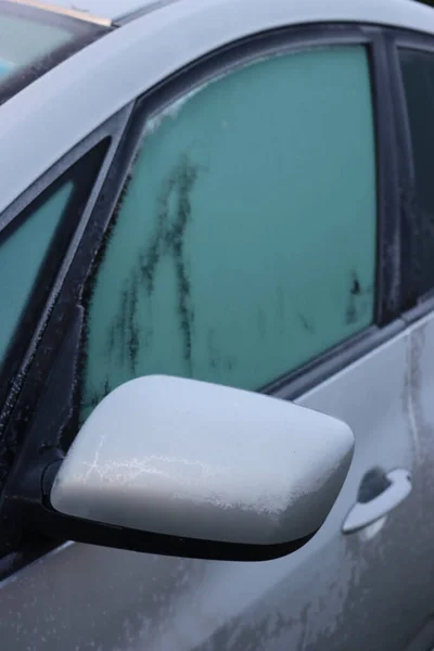 Szary Samochód Pokryty Mrozem Sezonie Zimowym Widok Boczny Samochodu Sposób — Zdjęcie stockowe
