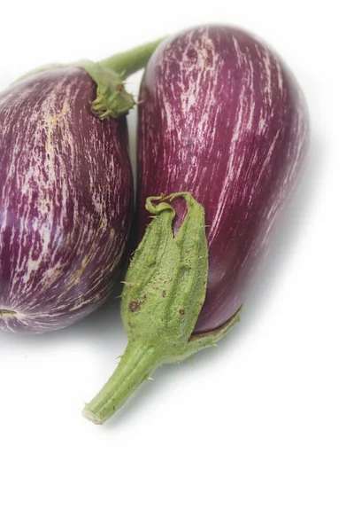 Beyaz Arka Planda Taze Çizgili Mor Beyaz Patlıcan Solanum Melongena — Stok fotoğraf