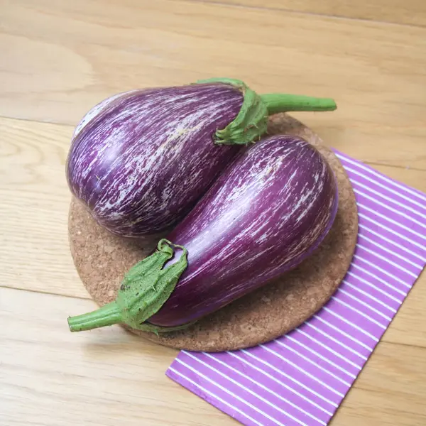Melanzane Fresche Rigate Viola Bianche Sul Tavolo Legno Solanum Melongena — Foto Stock
