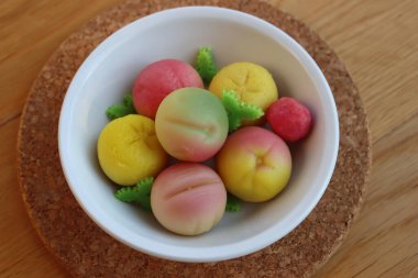 Geleneksel İtalyan badem ezmesi meyveleri ahşap masada bir kasede. Sicilya meyvesi şeklinde tatlı badem ezmesi