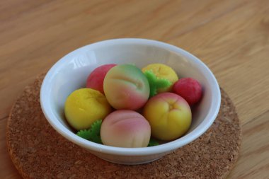 Geleneksel İtalyan badem ezmesi meyveleri ahşap masada bir kasede. Sicilya meyvesi şeklinde tatlı badem ezmesi