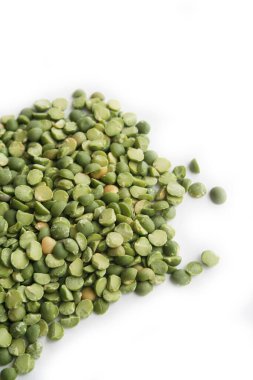 Beyaz arka planda kuru yeşil bezelyeler. Pisum sativum.