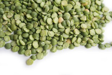 Beyaz arka planda kuru yeşil bezelyeler. Pisum sativum.