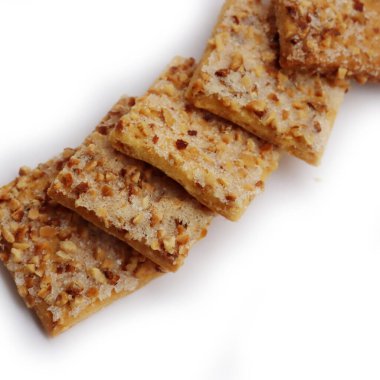 Beyaz arka planda fındık ve şeker jöleli geleneksel İtalyan kurabiyeleri.