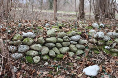 İtalyan kırsalında taşlardan yapılmış eski bir duvar.
