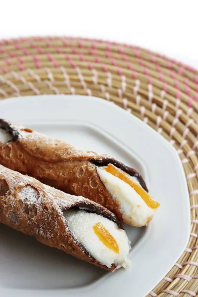 Італійські Традиційні Тістечка Під Назвою Cannolo Siciliano Ізольовані Білому Тлі — стокове фото