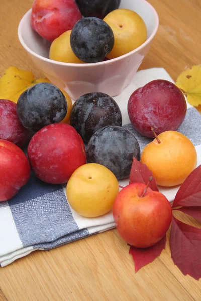 Ganze Gelbe Rote Und Lila Pflaumenfrüchte Auf Einem Holztisch Prunus — Stockfoto