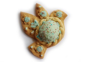 Beyaz arka planda Paskalya güvercini şeklinde 