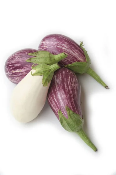 Berinjelas Listradas Brancas Frescas Isoladas Sobre Fundo Branco Solanum Melongena — Fotografia de Stock