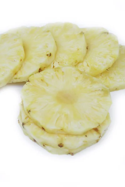 Verse Ananasschijfjes Geïsoleerd Witte Achtergrond — Stockfoto