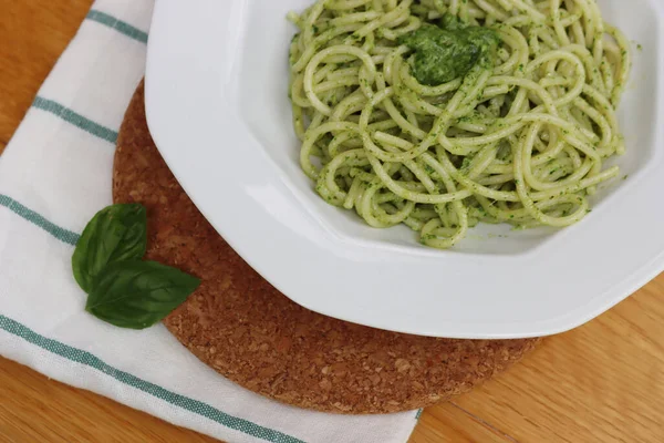 Tányér Olasz Spagetti Tészta Pesto Szósszal Asztalon Friss Bazsalikom Levelekkel — Stock Fotó