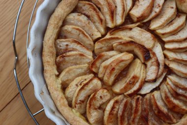 Geleneksel Fransız pastası, ahşap bir masada dilimlenmiş elmalı tart.