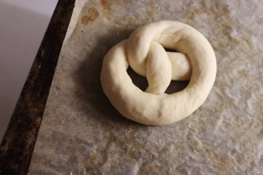 Ev yapımı, pişmemiş, yumuşak krakerlerin yakın çekimi. Fırın kağıdıyla birlikte.