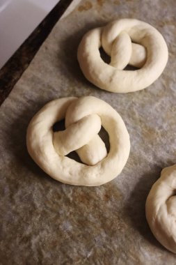 Ev yapımı, pişmemiş, yumuşak krakerlerin yakın çekimi. Fırın kağıdıyla birlikte.