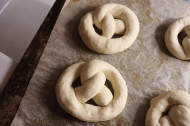 Ev yapımı, pişmemiş, yumuşak krakerlerin yakın çekimi. Fırın kağıdıyla birlikte.