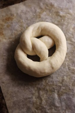 Ev yapımı, pişmemiş, yumuşak krakerlerin yakın çekimi. Fırın kağıdıyla birlikte.