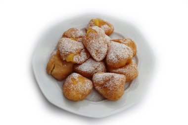 Beyaz arka planda izole edilmiş bir tabakta karnaval için Frittelle adında kremayla dolu geleneksel İtalyan börekleri.