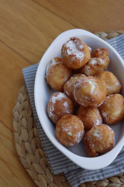 Geleneksel İtalyan börekleri, ahşap bir tabakta Frittelle adında kremayla dolu.